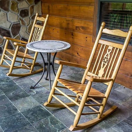 세비어빌 Holly Tree Hideaway - Semi Secluded Mtn Setting 빌라 외부 사진