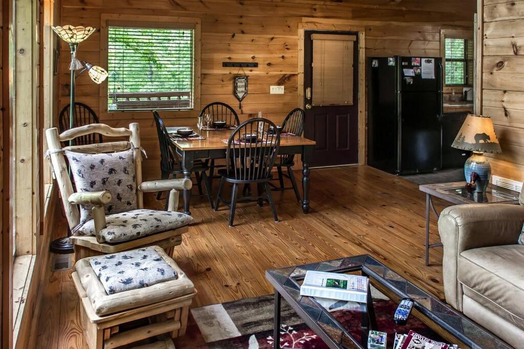 세비어빌 Holly Tree Hideaway - Semi Secluded Mtn Setting 빌라 외부 사진